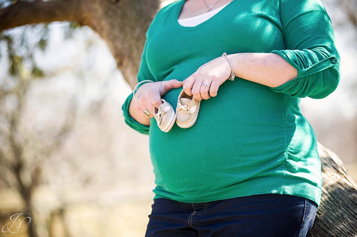 baby shoes on stomache, expecting mother with baby shoes, expecting mother and chocolate lab, maternity session washington park, maternity and pet portraits in washington park albany, albany maternity photographer, albany maternity photos