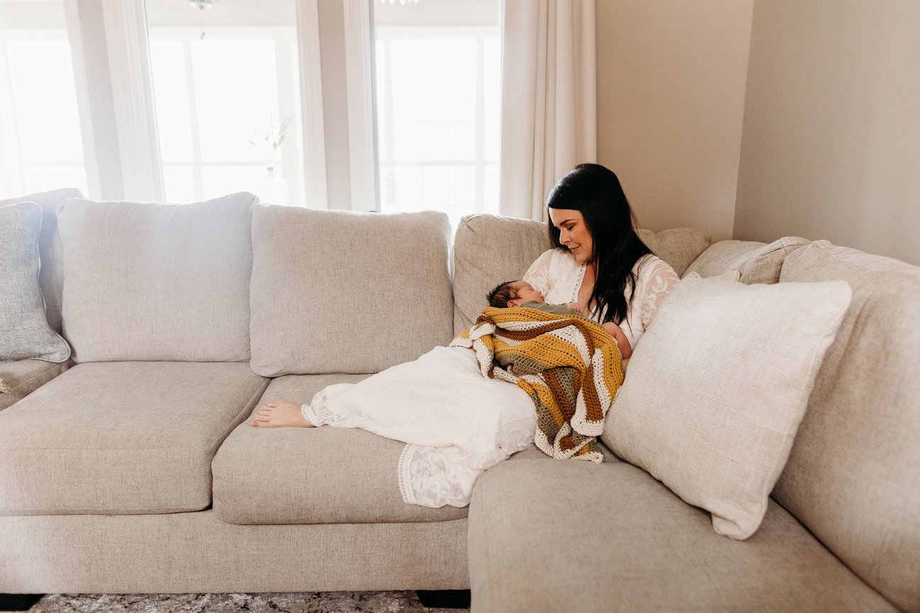 Is a Studio Newborn Session or an In-Home Newborn Session Right for You?