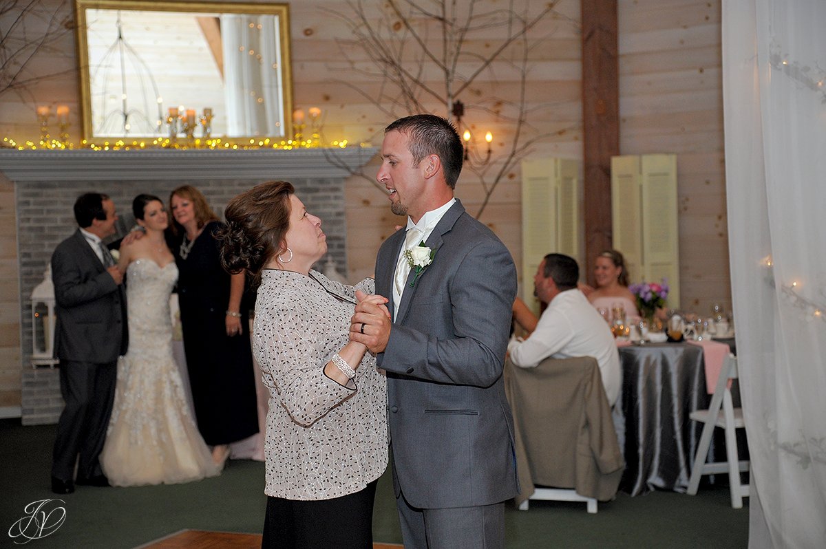 groom and mother first dance