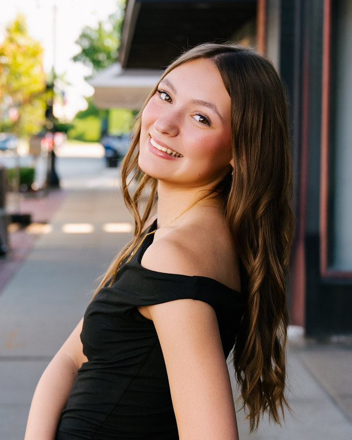 senior girl pictures in cute town mercer pa danielle renae photography