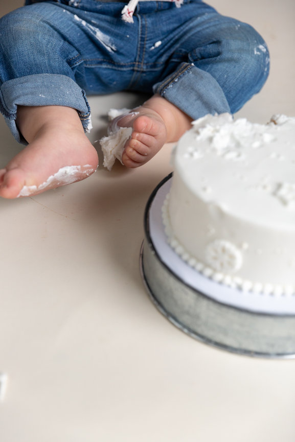 Cake smash photographer, milestone session, child milestone photoshoot, la crosse photographer, onalaska wisconsin photographer, cake smash one year old
