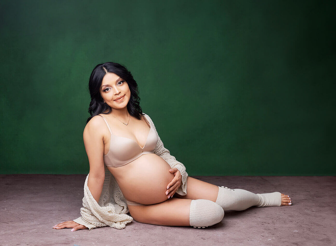 best Peoria maternity photographer, maternity photography near me Peoria, maternity portrait studio Peoria IL