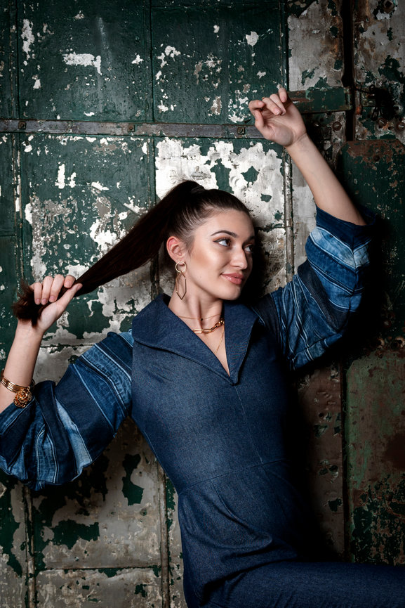 young women, young female model, female posing, Photography by Heather Raub of FrontRoom Images