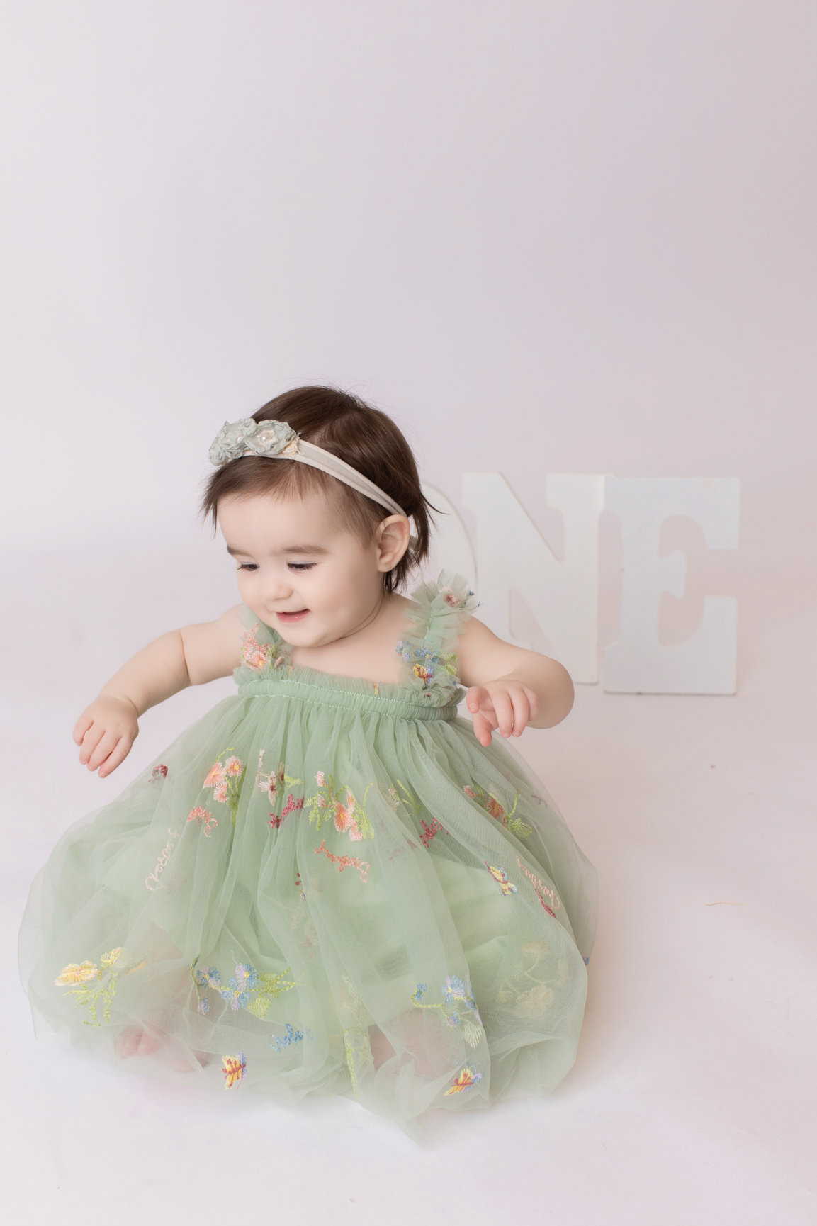 Calgary cake smash photography sage tulle sprinkles and family first birthday session photo 5