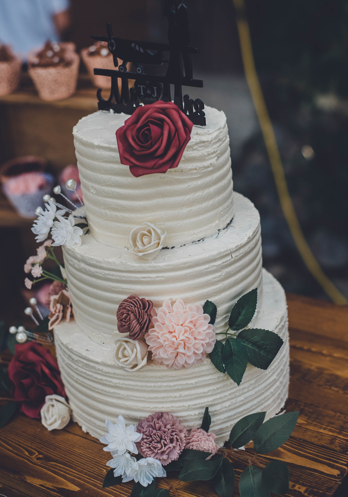 How to cut a wedding cake with Straight Out of the Oven